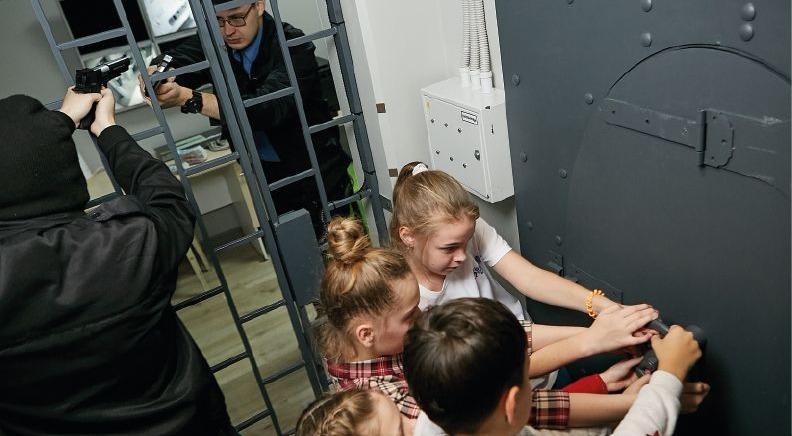 перформанс Ограбление века в Владивостоке фото 3